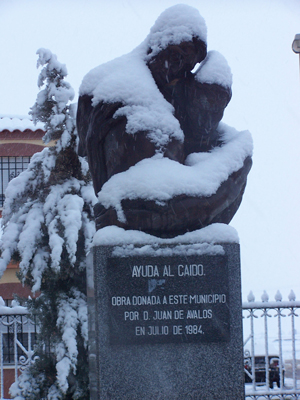 Estatua de Ayuda al caido
